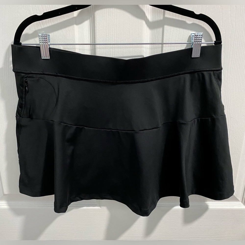 NWOT Victoria’s Secret Sport Skort in Black Size L w/Small Side Zipper Pocket.